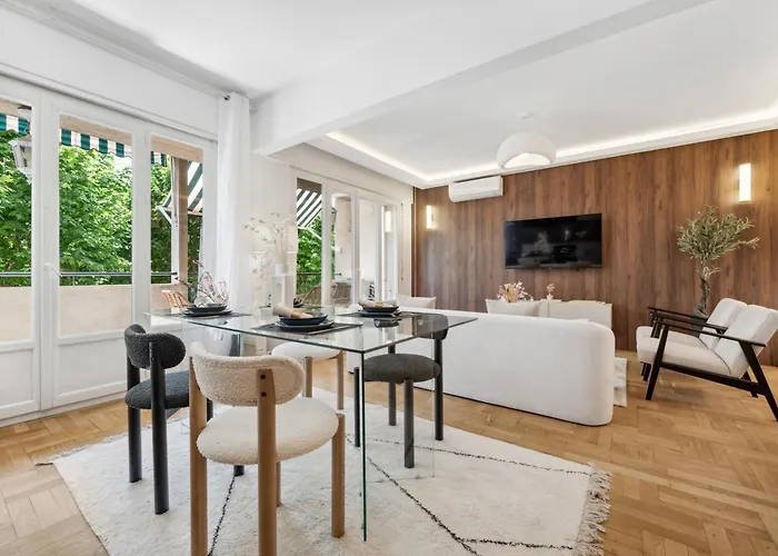 شقة Luxueux, Spacieux Et Equipe A 5 Min Du Port