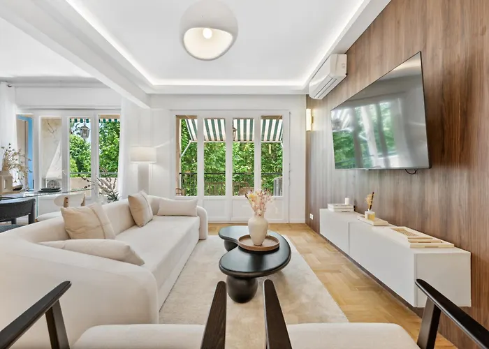 شقة Luxueux, Spacieux Et Equipe A 5 Min Du Port *